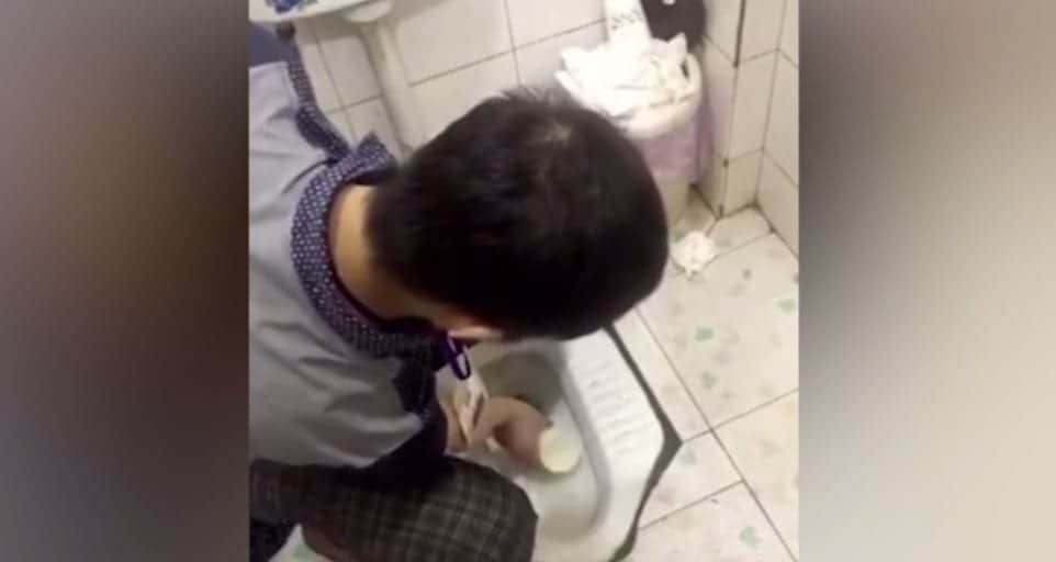 Profesor castiga a niños obligándolos a que se laven la cara con agua del inodoro