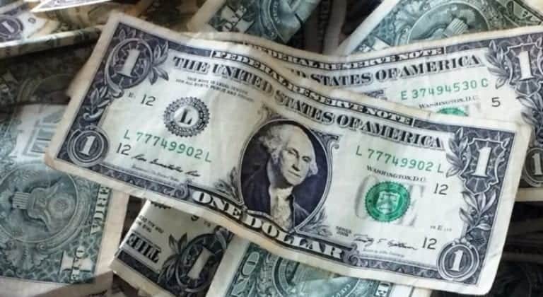 Migrante que vende flores con su padre recibe donación de 800 mil pesos de una mujer