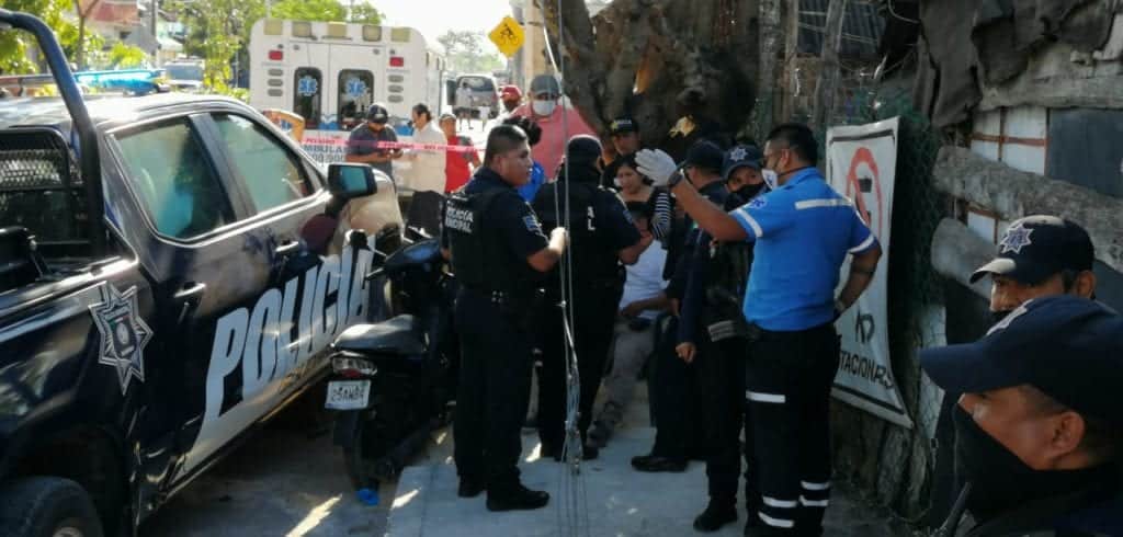 Choca combi contra patrulla en Playa del Carmen; motociclista también fue impactado