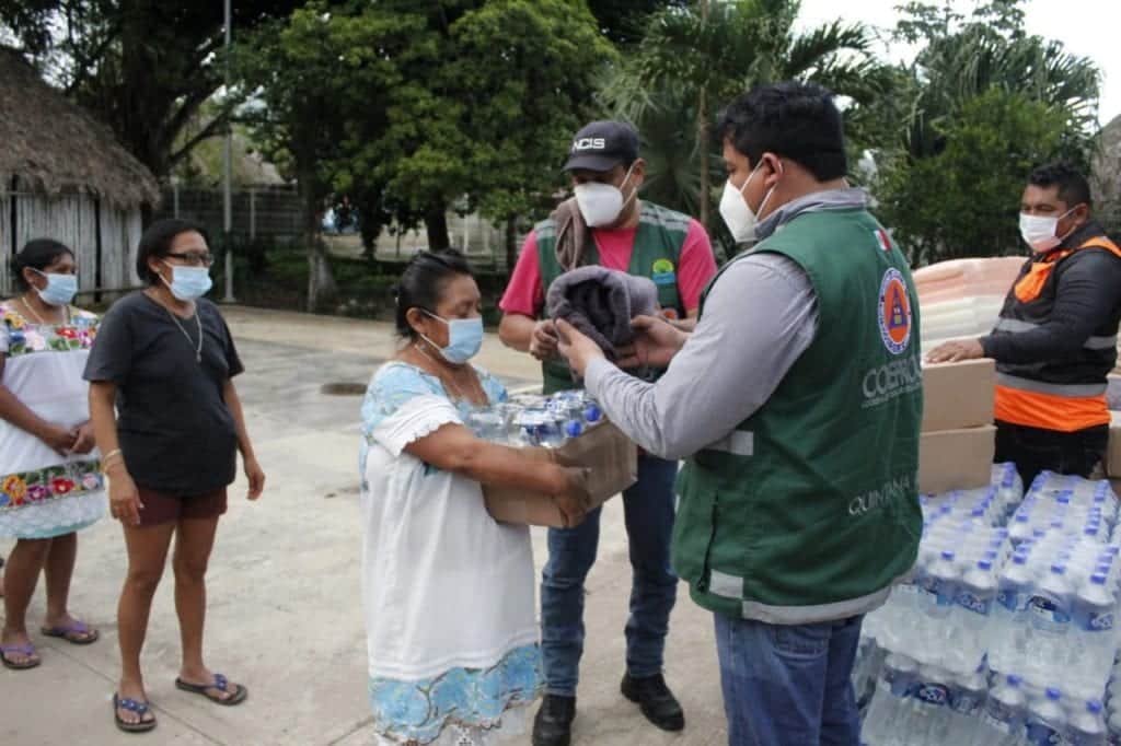 Carlos Joaquín atiende a familias afectadas por inundaciones