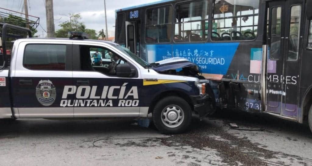 ¡Policía herida! Choca patrulla contra camión en Cancún