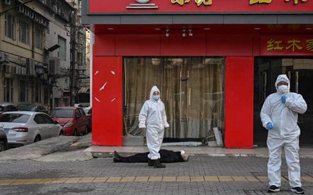 Hoy se cumple un año de la foto del hombre muerto en Wuhan al inicio del Covid