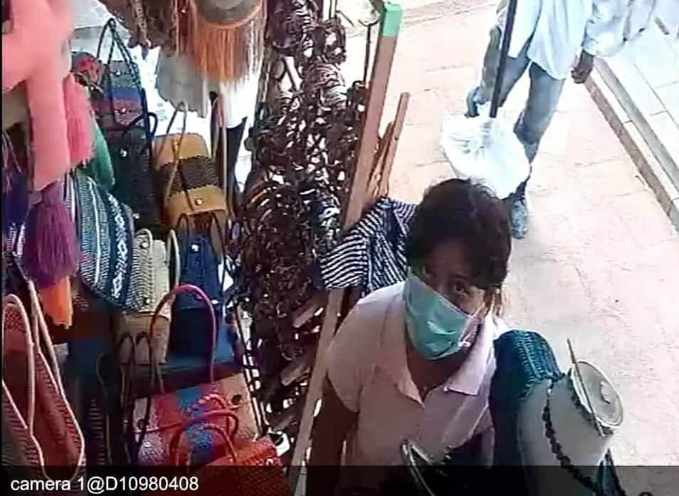 ¡Cuidado! Mujer se hace pasar por clienta para robar en la Quinta Avenida