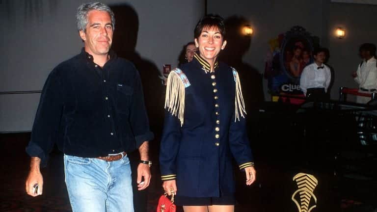 Acusan a Ghislaine Maxwell de haber obligado a menores de edad a participar en una orgía