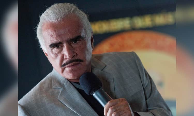 Vicente Fernández se defiende de críticas por tocar a joven en video: 'acosar es que haya bajado la blusa'