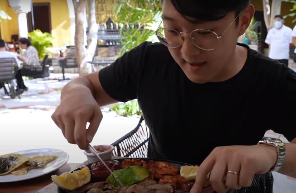 Video: Youtuber coreano prueba el poc chuc de Mérida por primera vez y queda encantado