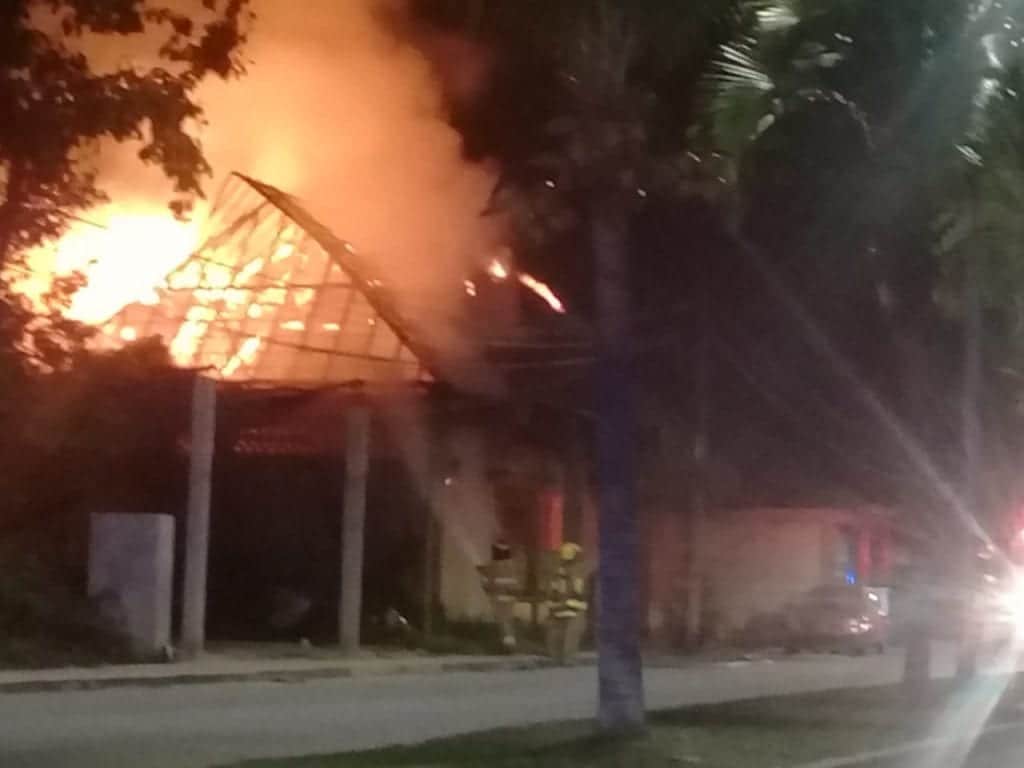 Se incendia palapa de restaurante en Cozumel