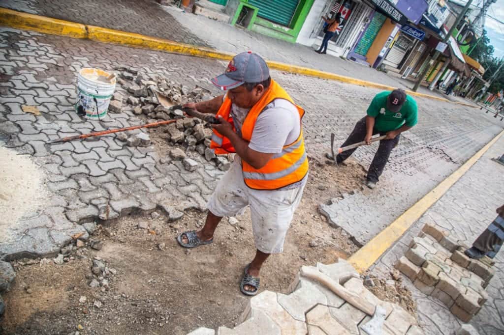 Continúan los trabajos de mantenimiento en la Avenida Tulum
