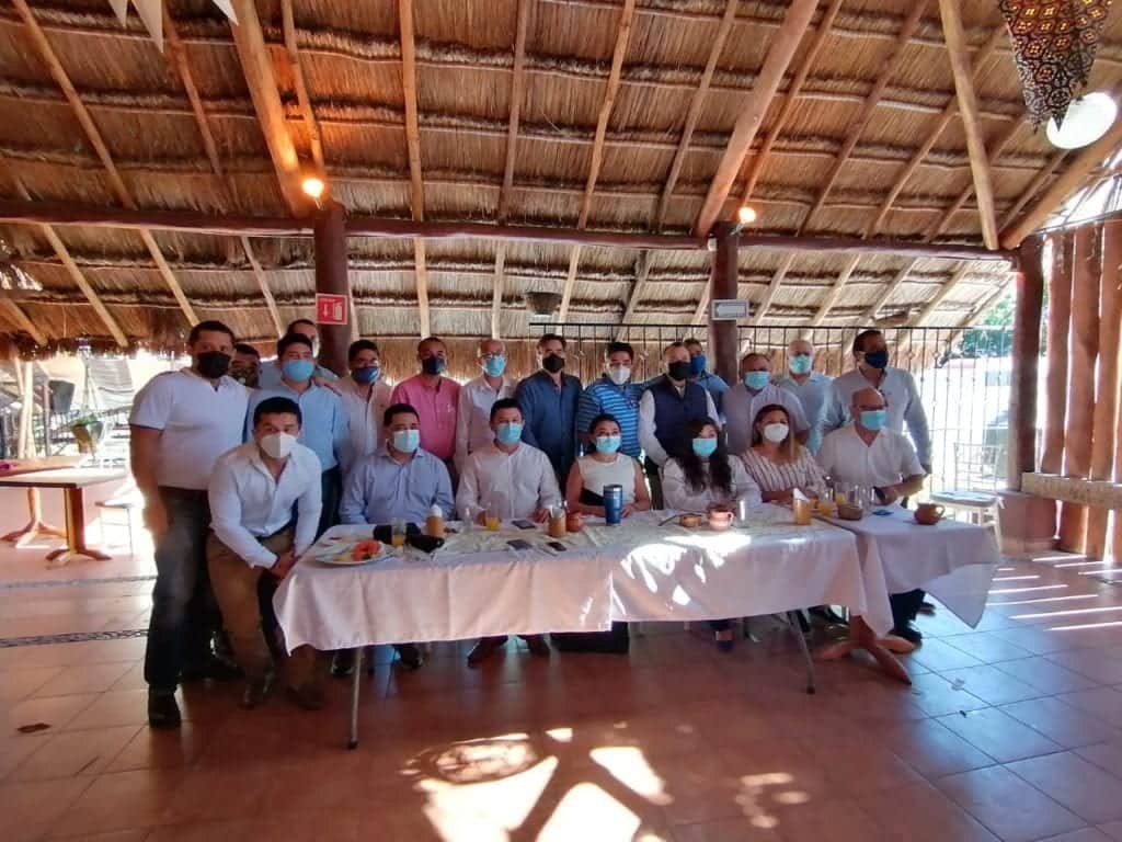 Militantes del PAN se reúnen pese a prohibiciones y parten Rosca de Reyes en Cancún