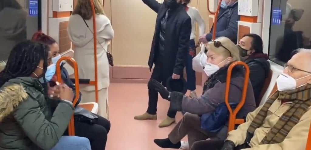 ¡Tápese la nariz! Abuelito discute con joven en vagón del metro por el cubrebocas