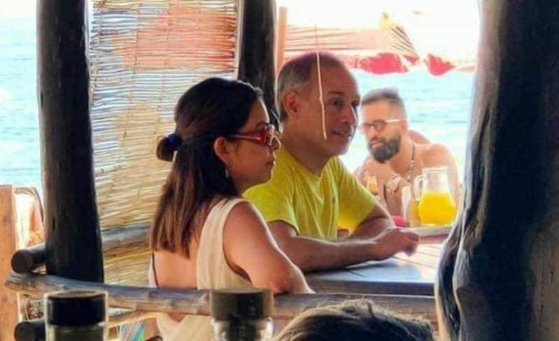 ¿Quién es la novia con la que López Gatell violó la sana distancia en la playa?