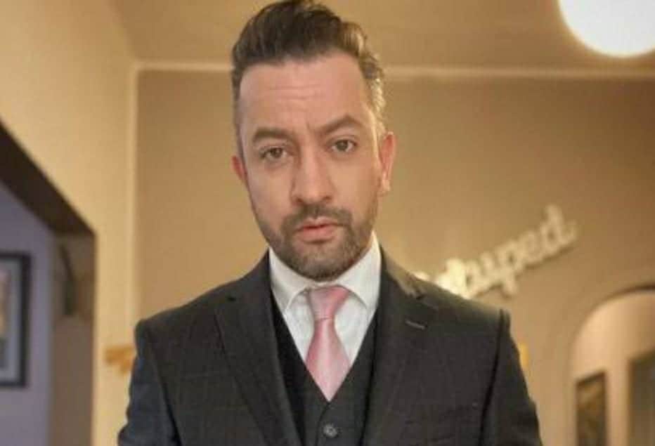 Responde Chumel Torres a críticas por lanzarse contra las vacaciones de Gatell