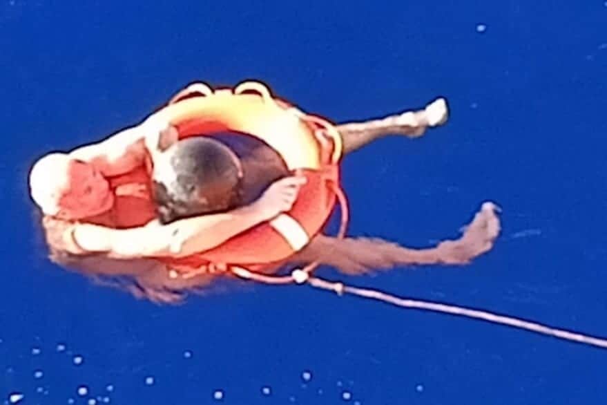 ¡La basura lo salvó! Naufrago sobrevive 14 horas en el mar gracias a trozo de plástico