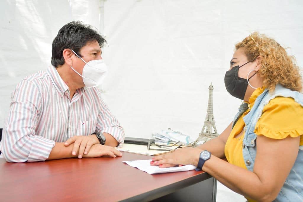 Víctor Mas Tah escucha a vecinos de Villas Tulum