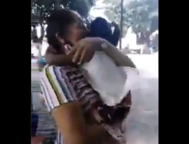 Video: Niña llora desconsoladamente a madre adoptiva antes de irse con la biológica