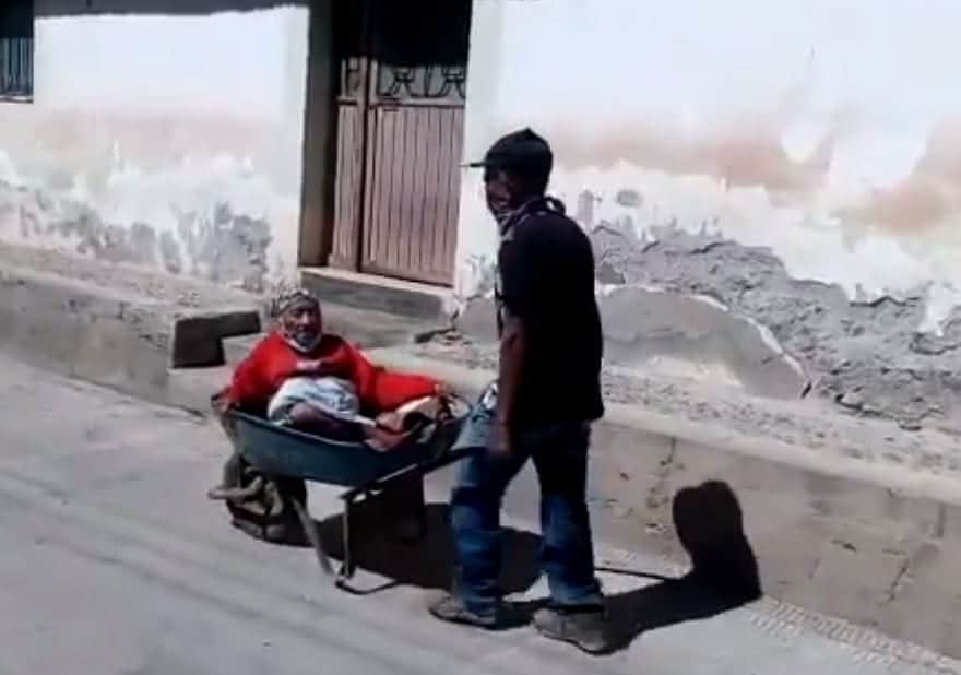 Video: Abuelita va a vacunarse contra el Covid-19 en carretilla y se vuelve viral