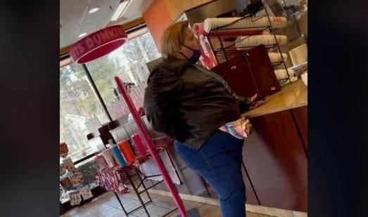 Video: Mujer arma escándalo porque creía que una docena de donas eran '50 piezas'