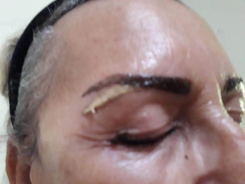 Le desgraciaron las cejas en vez de arreglárselas, en Mérida