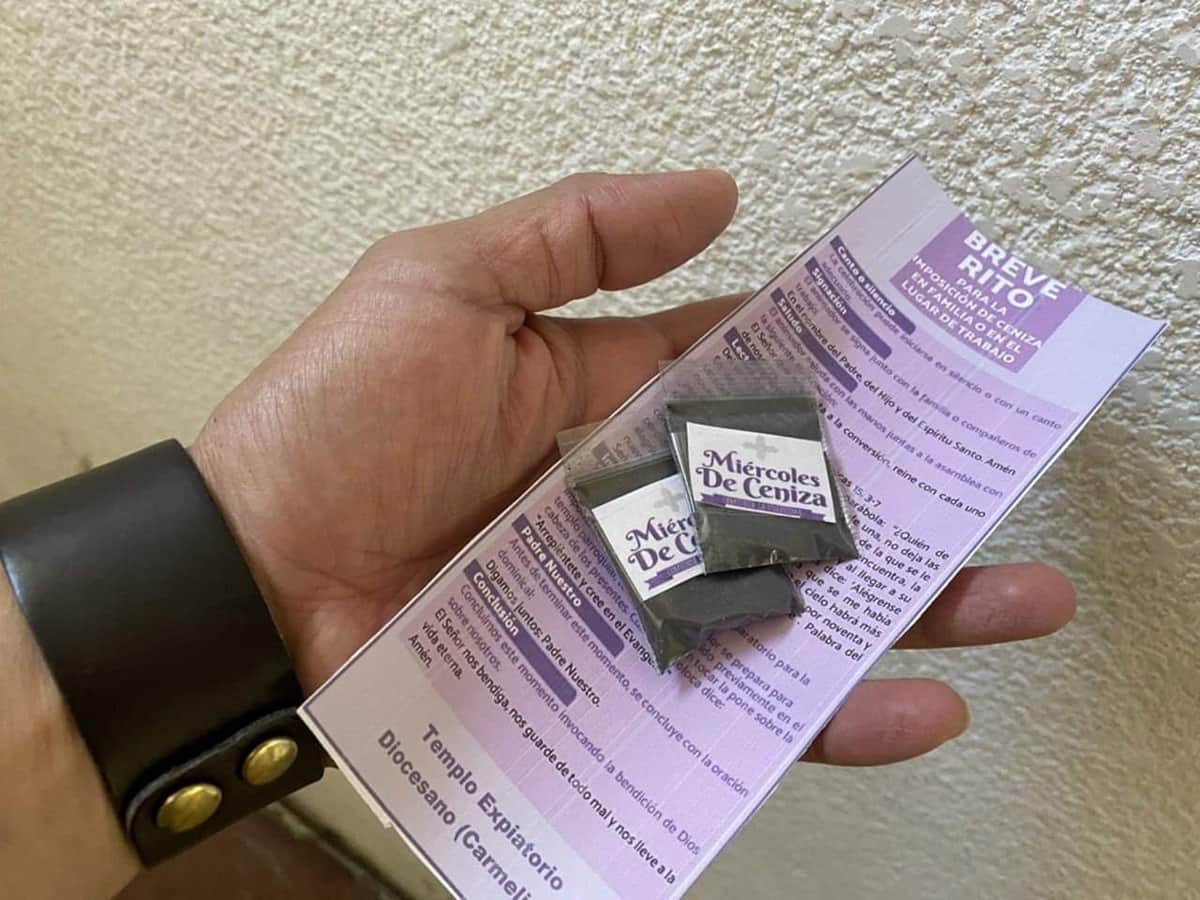 Se viralizan fotos de iglesias repartiendo cenizas para llevar