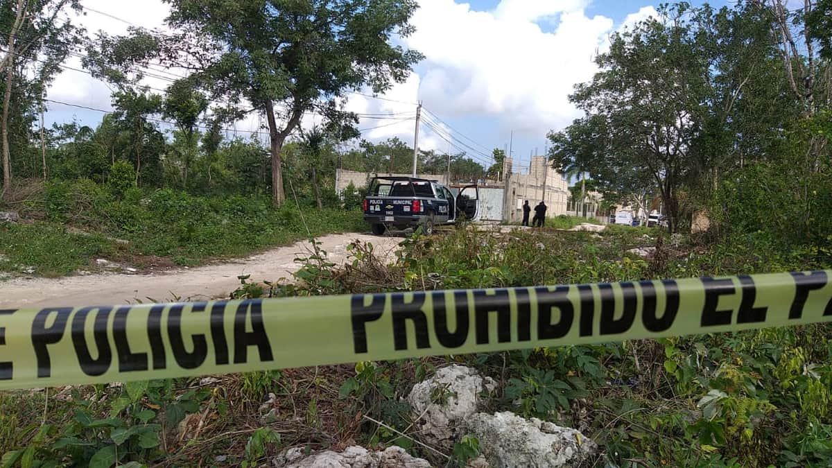 Hallan a hombre ejecutado con un tiro en la cabeza en camino a la salida de Cancún