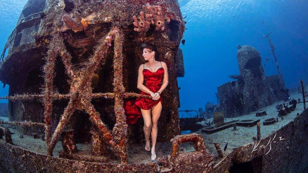 Video: ¡Espectacular! Retrata a modelo en barco hundido de Cozumel