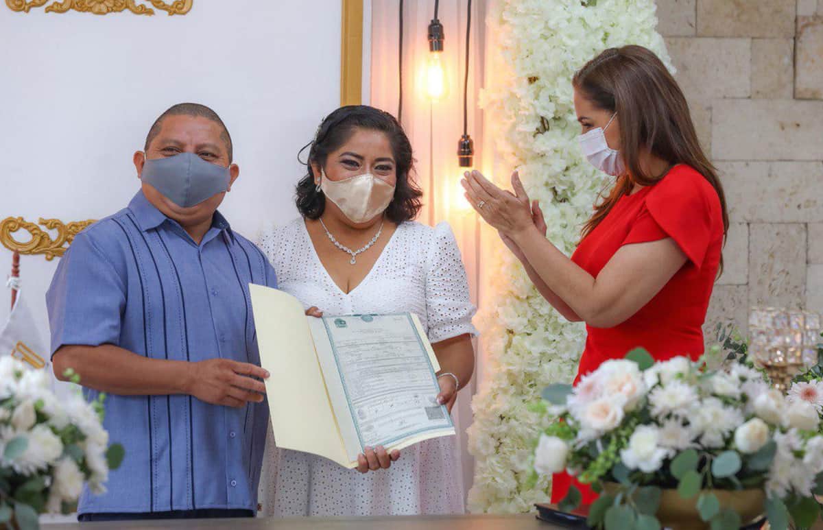 Otorgan certeza jurídica en Cancún a 77 parejas en “Bodas Colectivas 2021”