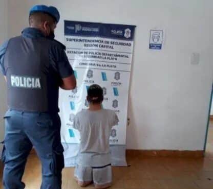 Hombre sin manos ni piernas robó cartera a una mujer