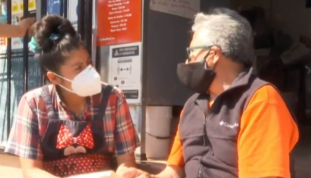 Tortillería apoya a abuelitos con el registro de vacunación y se hacen virales