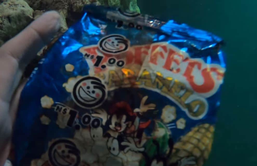 Extraen de cenote en Yucatán bolsa de frituras flotando en el agua, tiene 24 años
