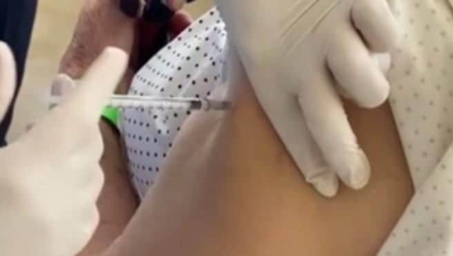 Un joven enfermero aplica vacuna contra el Covid con jeringa vacía en Sonora