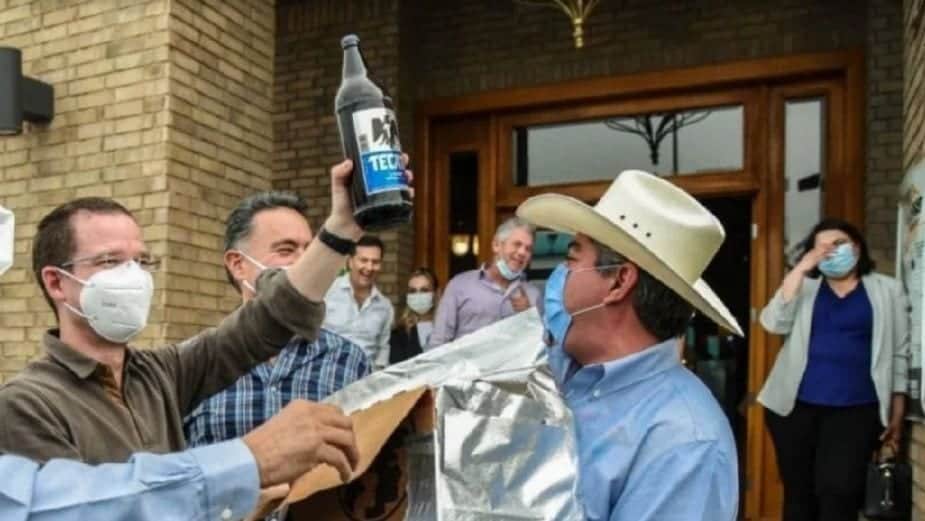 Reciben a Ricardo Anaya con caguamas en Monclova y se vuelve viral