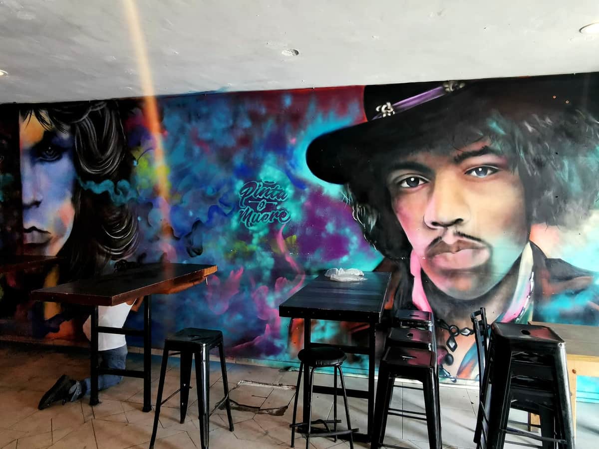 Dan nuevo rostro a bar playense "La chancla" con murales de arte urbano