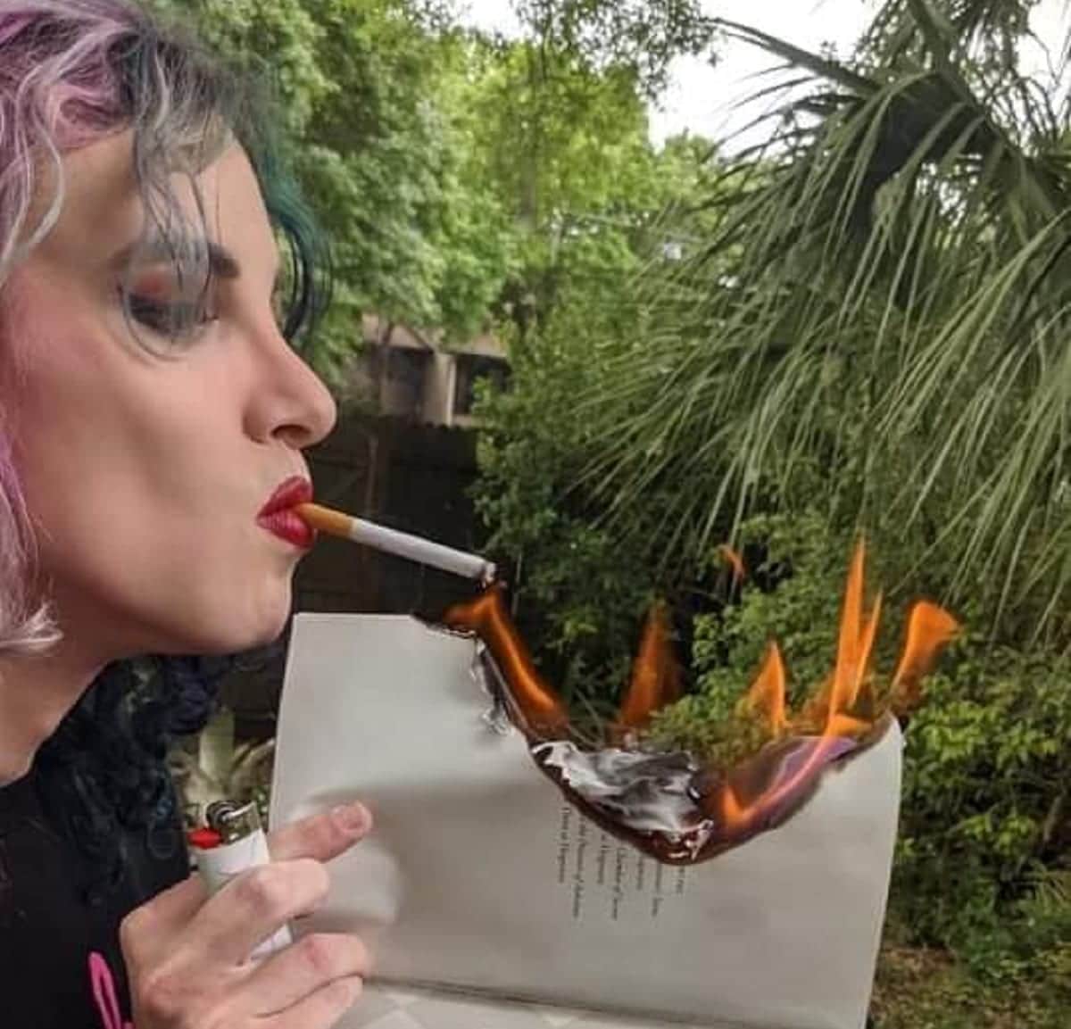 FOTOS: Chica trans quema libros de Harry Potter en protesta hacia J.K.Rowling