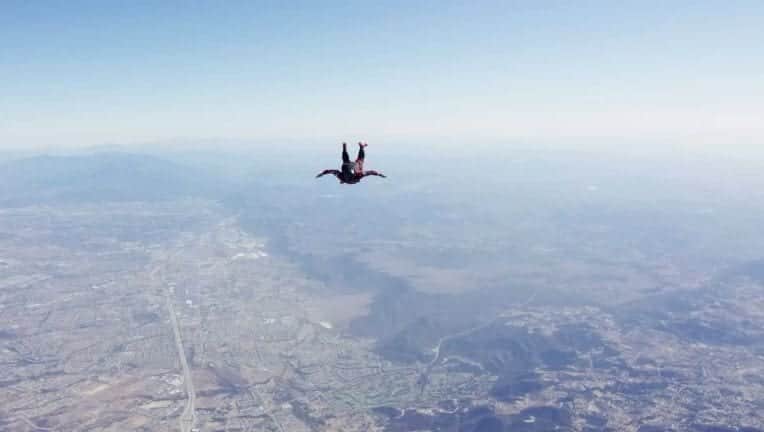 VIDEO: Joven muere tras saltar en paracaídas y quedan grabados sus últimos minutos con vida
