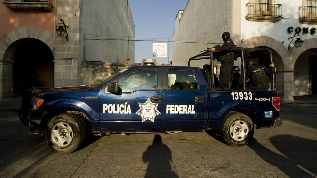 Sujeto que intento robar una casa queda atorado en las rejas mientras llega la policía