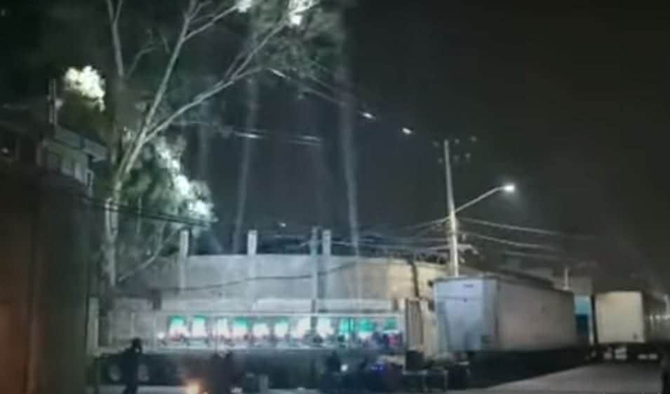 Sonideros tocan todos juntos desde una azotea en Neza para que los dejen trabajar