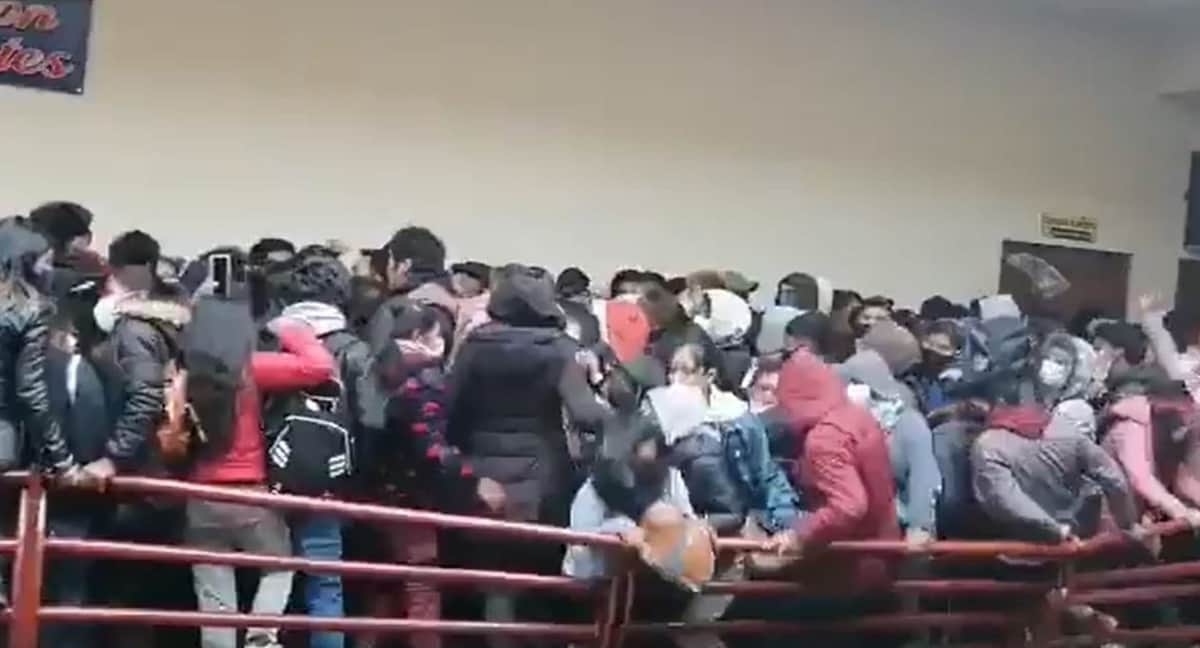 Actualización; VIDEO: Suman 7 estudiantes muertos tras accidente en universidad de Bolivia