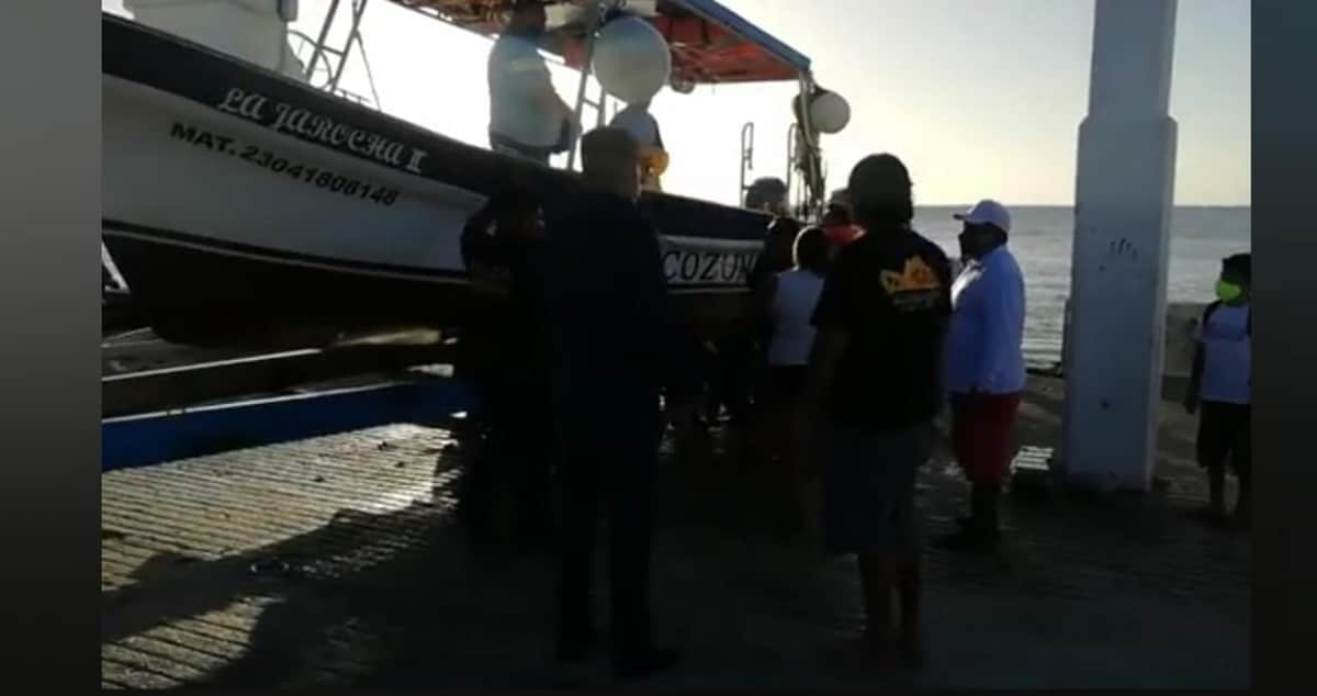 Turista de CDMX es propelado por embarcación "La jarocha II" en Cozumel