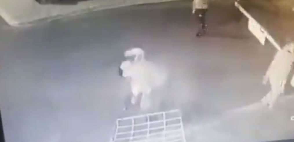 Video: Sujetos agreden a guardias de seguridad y apuñalan a un perrito