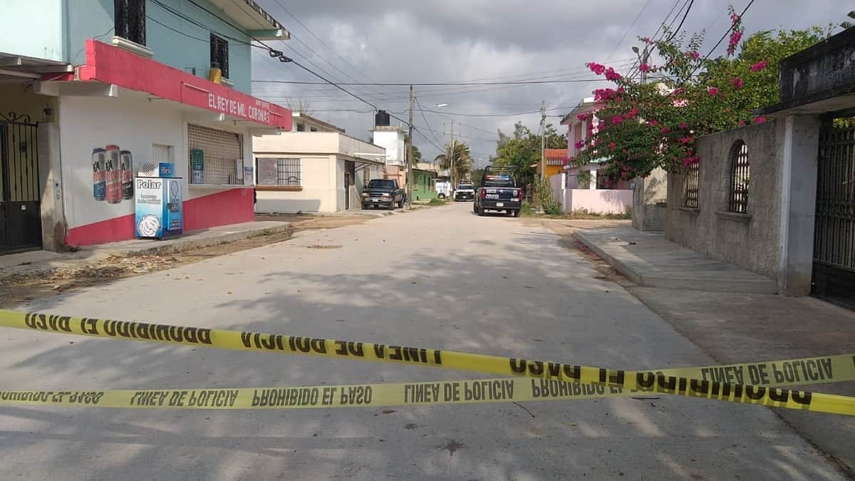 Se incendia camioneta en Cancún con dos cuerpos en su interior