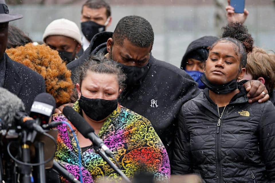 Familias de Floyd y Wright piden fin a la violencia policial