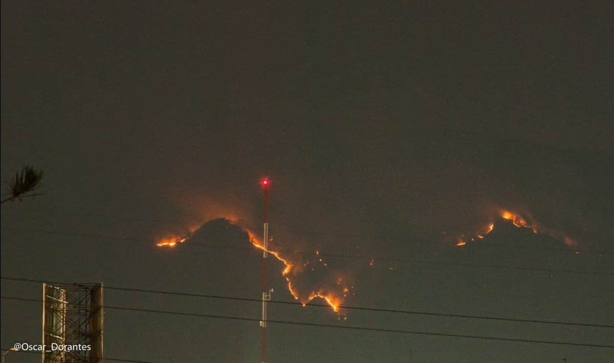 Sigue incendio en Tepoztlán, brigadistas controlan solo el 20% del incidente