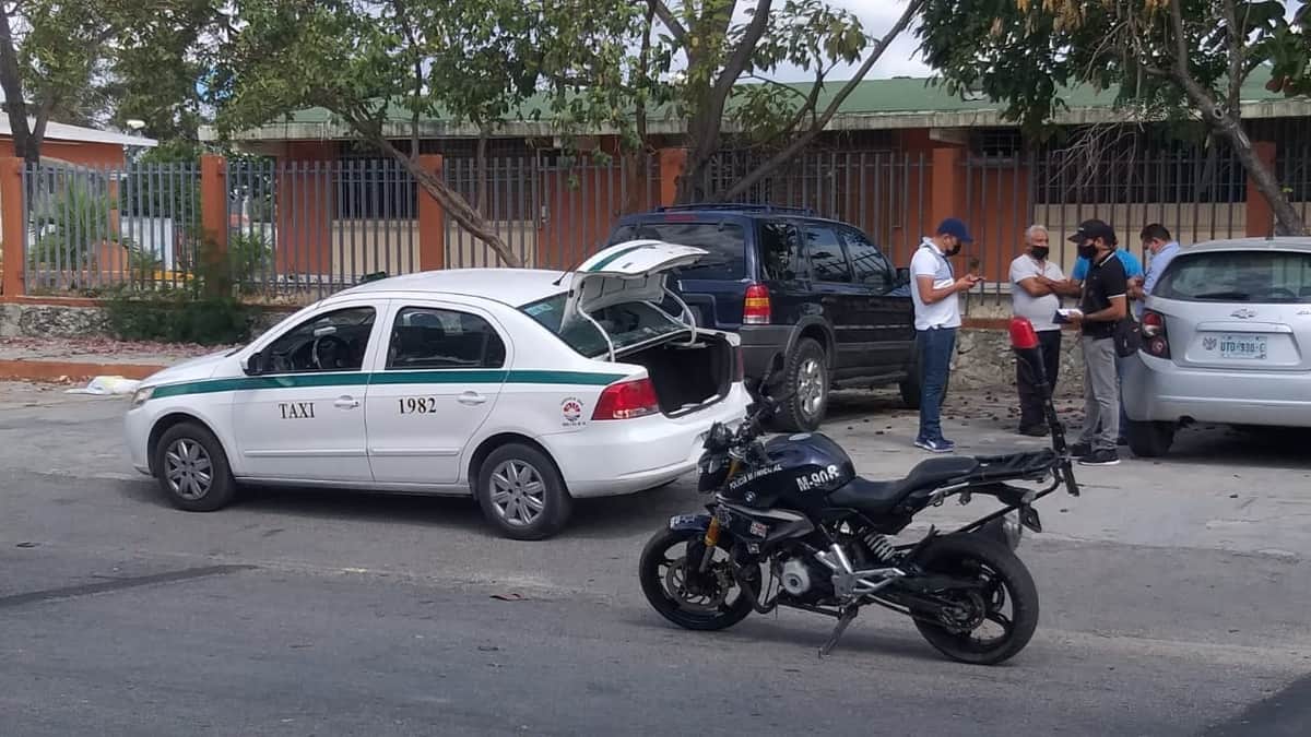 Le disparan a hombre que subía a un taxi del Sindicato "Andrés Quintana Roo" en Cancún 