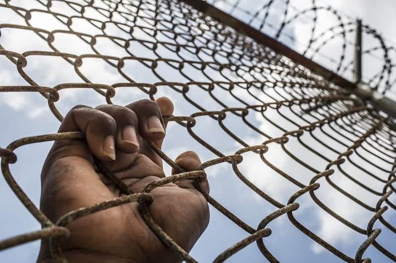 Reclusos dan paliza sujeto encarcelado por abusar de menores tras ver el juicio en TV