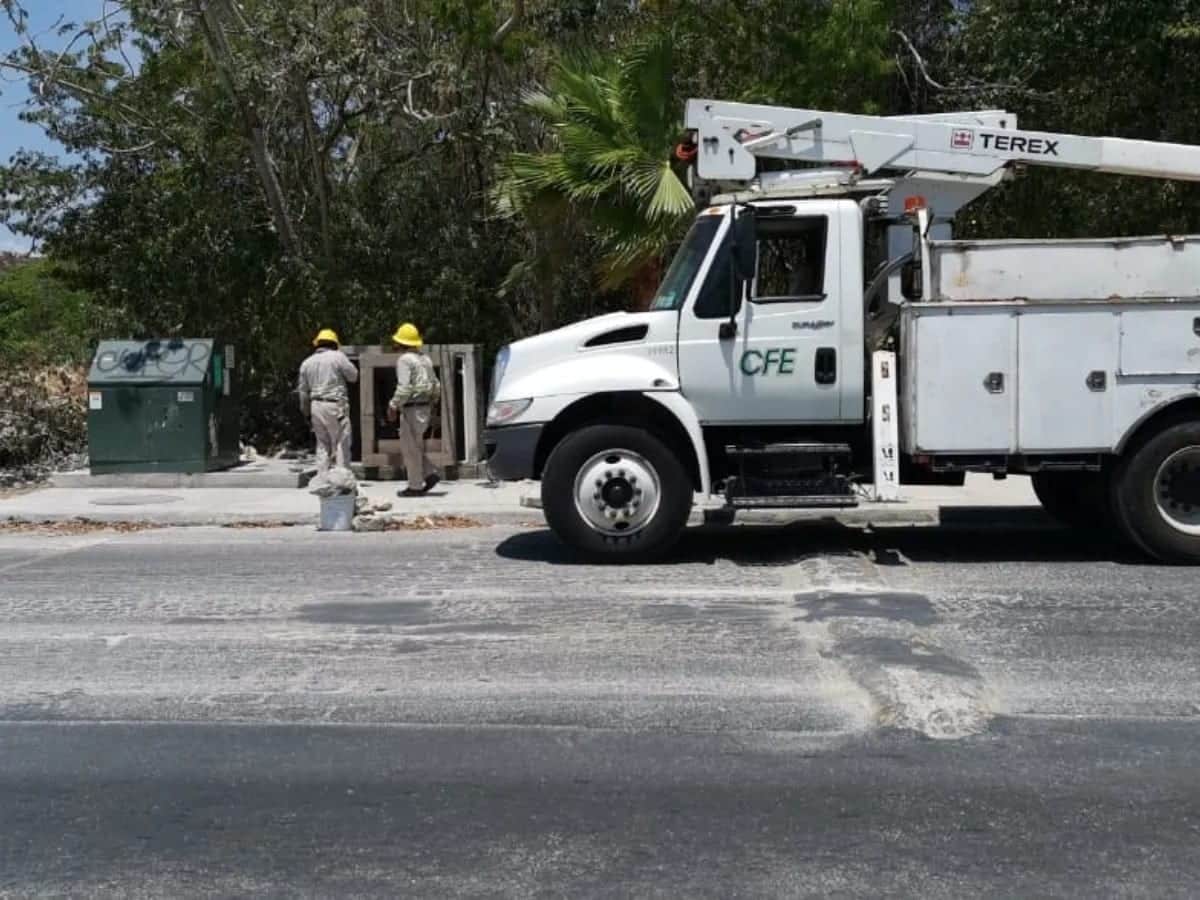 Reportan vecinos de Playa del Carmen apagón mayor a 12 horas en varias colonias