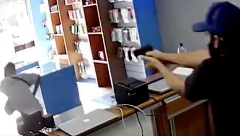 VIDEO: Dueño dispara a asaltante cuando se disponía a huir de tienda en Brasil