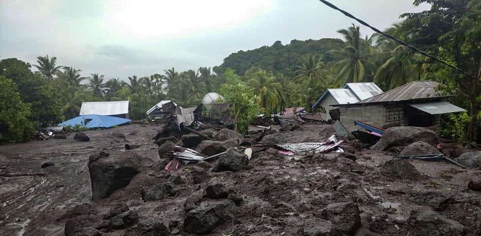 Al menos 43 muertos y 27 desaparecidos por fuertes inundaciones en Indonesia