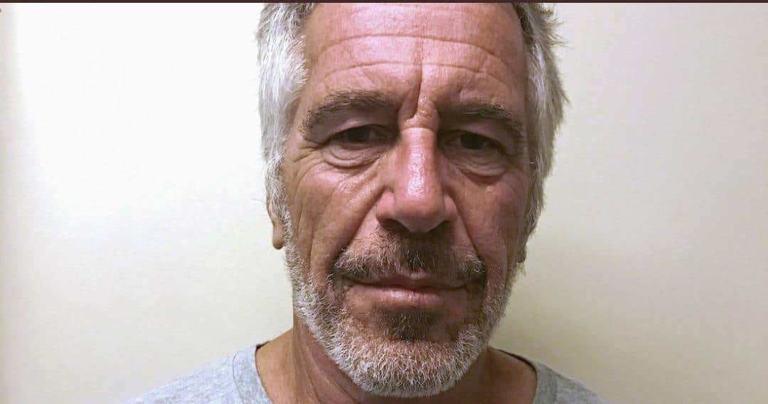 Ahora acusan a Jeffrey Epstein de abusar de una mujer frente a su hijo de 8 años