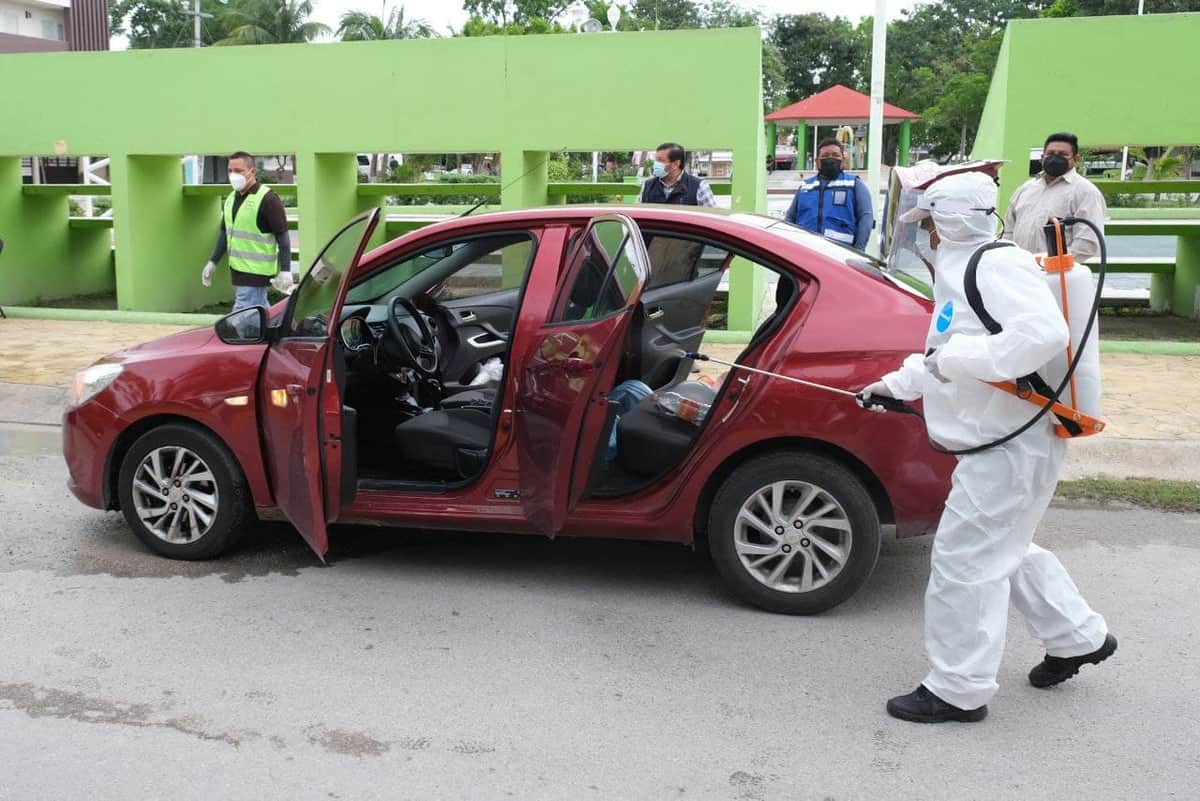 Sanitizan vehículos en Puerto Morelos para reforzar acciones contra Covid-19