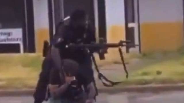 Video: Policía llora tras dispararle a una joven en Michigan